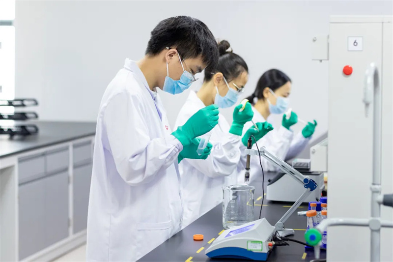 源品生物科研人员在做实验。省科技厅供图